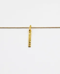 COLLAR LETRA AMULET · BAÑO ORO