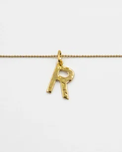 COLLAR LETRA AMULET · BAÑO ORO