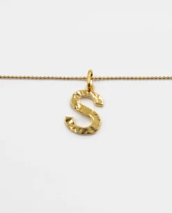 COLLAR LETRA AMULET · BAÑO ORO