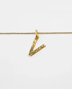 COLLAR LETRA AMULET · BAÑO ORO
