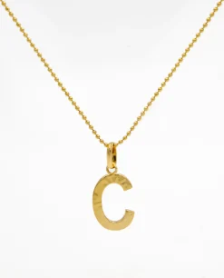 COLLAR LETRA AMULET · BAÑO ORO