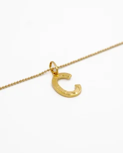 COLLAR LETRA AMULET · BAÑO ORO