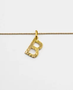 COLLAR LETRA AMULET · BAÑO ORO