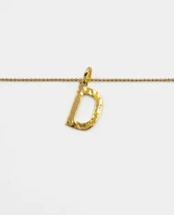 COLLAR LETRA AMULET · BAÑO ORO