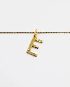 COLLAR LETRA AMULET · BAÑO ORO