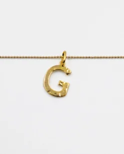COLLAR LETRA AMULET · BAÑO ORO