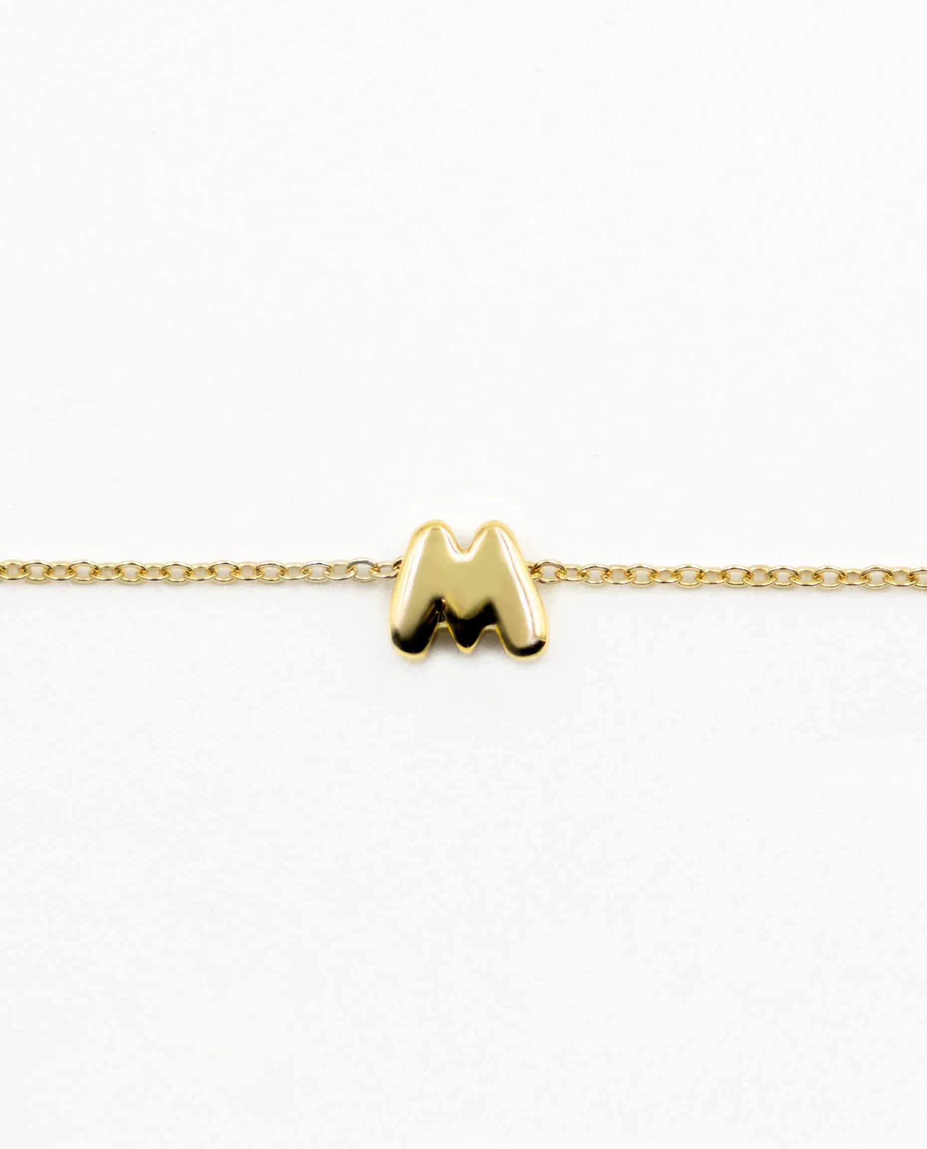 COLLAR LETRA EVERYDAY · PLATA BAÑO ORO